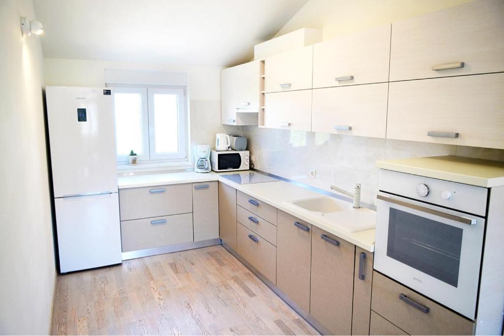 Leona Apartment พูลา ภายนอก รูปภาพ
