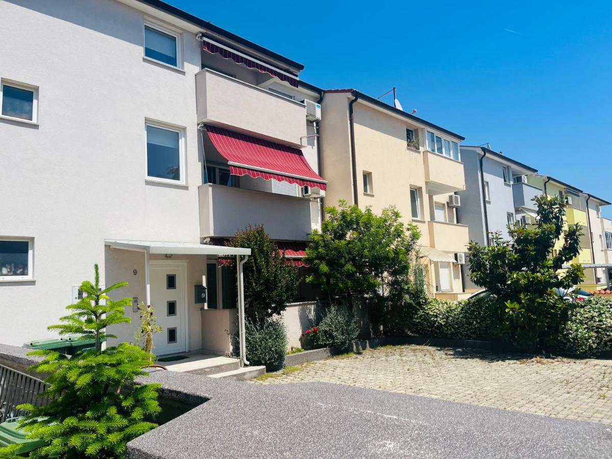 Leona Apartment พูลา ภายนอก รูปภาพ